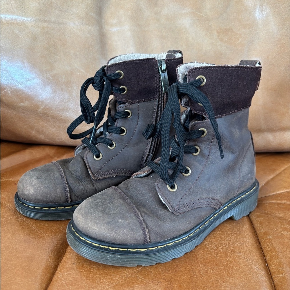 Dr. Martens Amilita J Sherpa Lined Leather Boots Brown Youth Size 2 Fall School - Picture 2 of 11